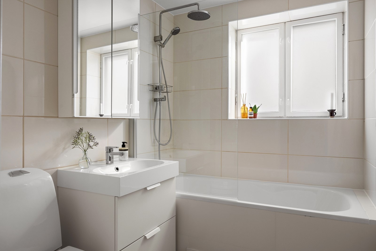 Badet er fra 2000/2002, med flis-på-flis på gulvet fra 2013, og ny baderomsinnredning fra 2021, ink. innfliset badekar, blandebatteri, toalett, servant og speilskap med belysning. Galleribilde