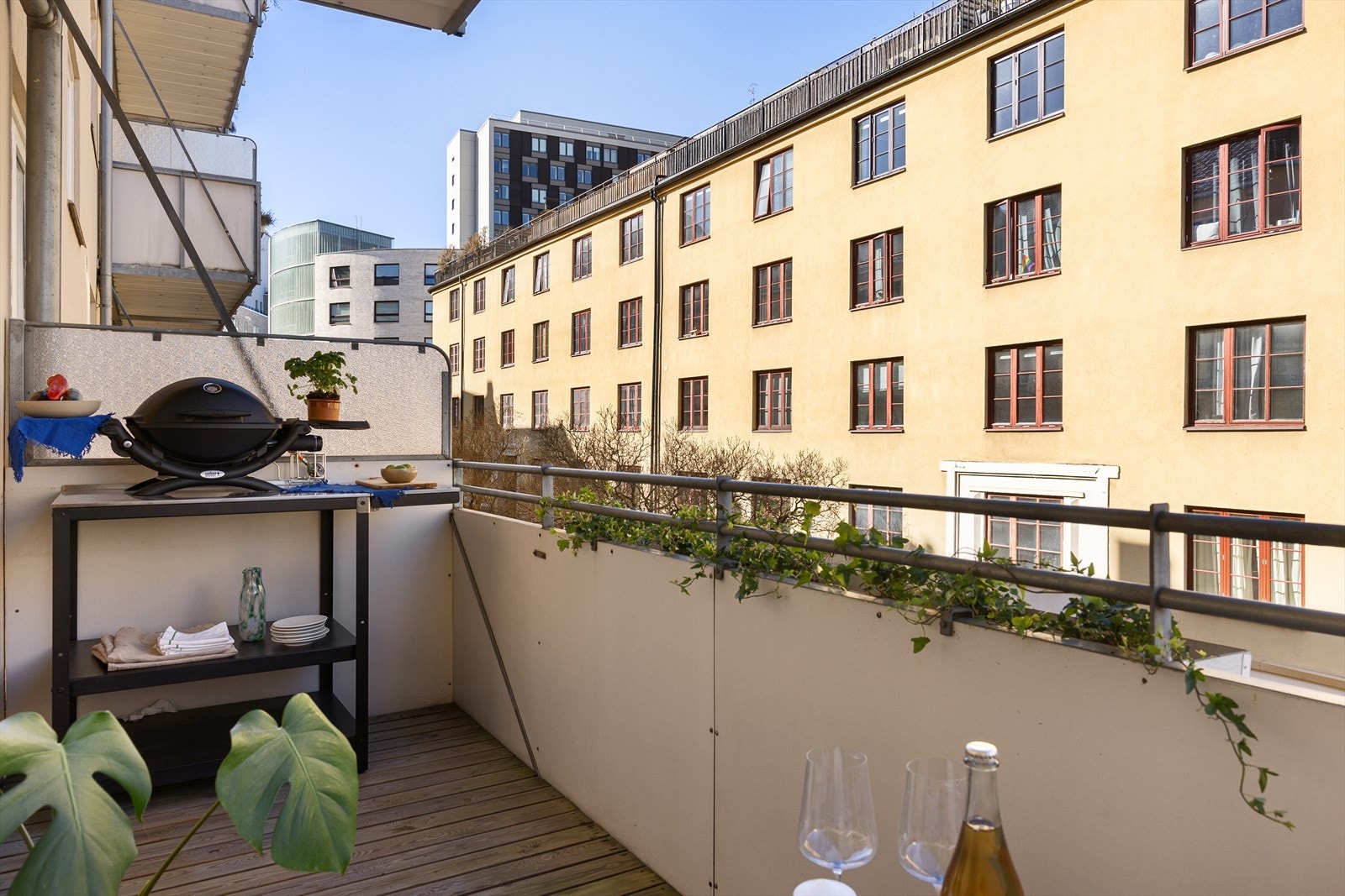 Balkongen er ca. 6 kvm stor og vendt mot nordvest, som gir fine solforhold fra rundt kl. 15.00-19.00 på sommerstid. Galleribilde