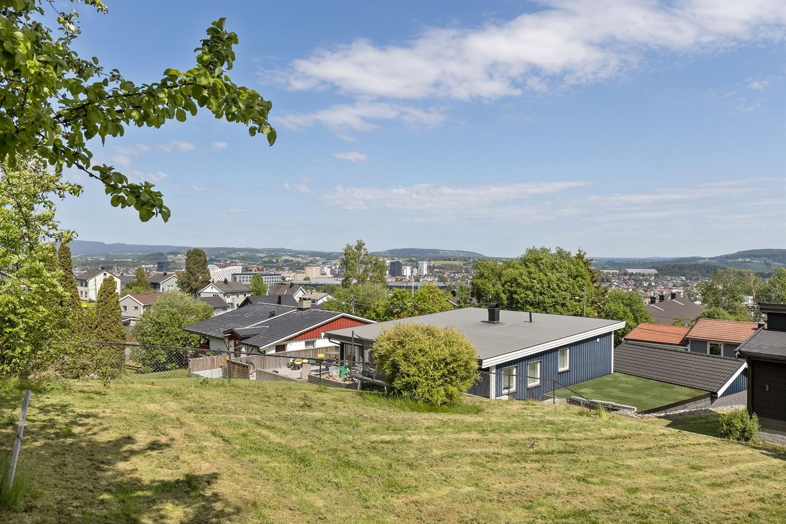 Kort vei til Lillestrøm sentrum med alle fasiliteter, buss og togstasjon Galleribilde