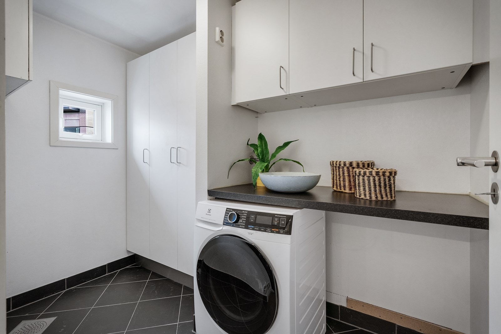 - I tillegg har du separat vaskerom innenfor badet som måler 4,1 m² - Galleribilde