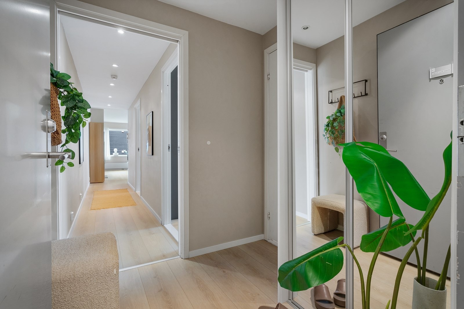 - Lys og romslig entré på 3,6 m² - Galleribilde