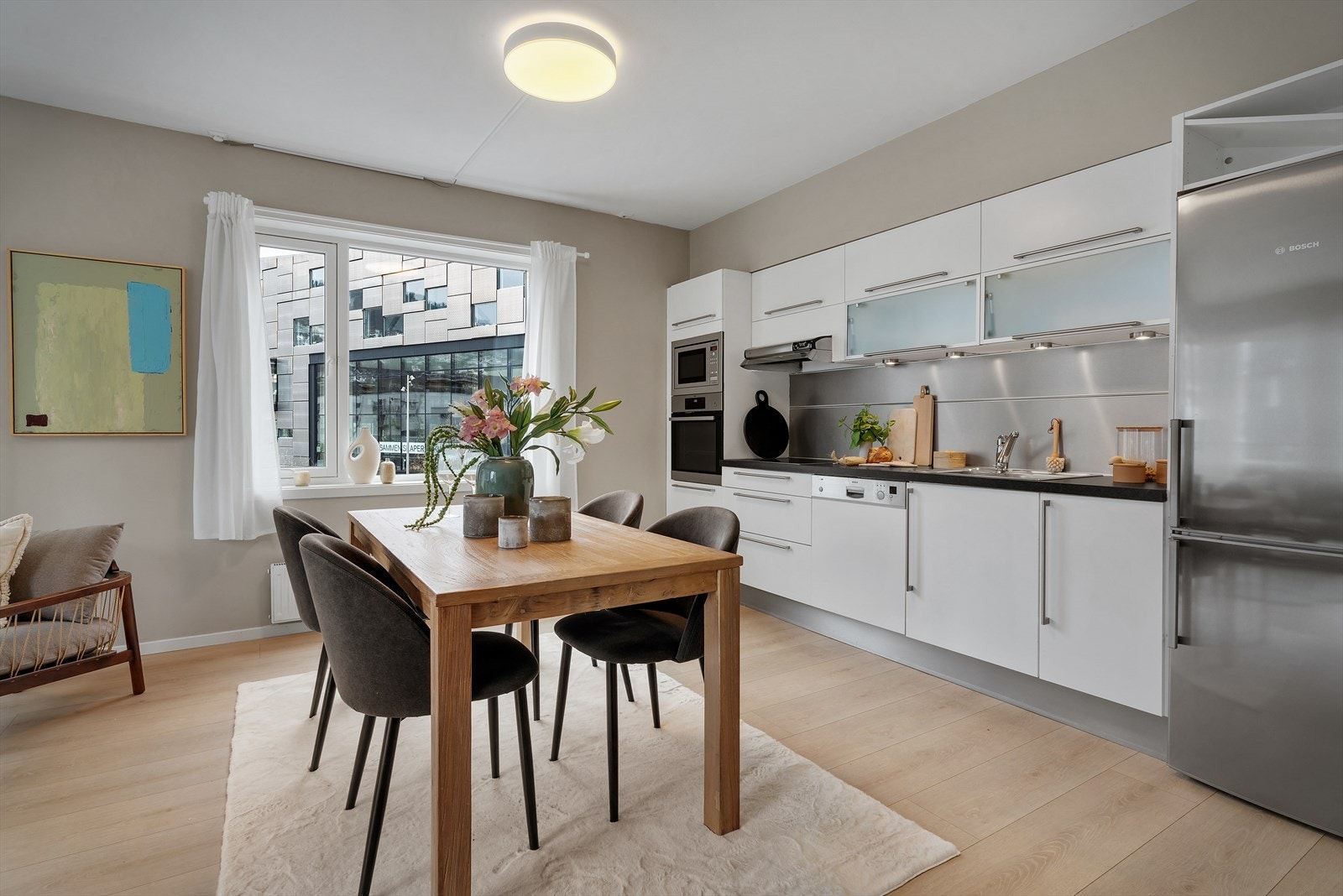 - Stuen har store vinduer som slipper inn rikelig med naturlig lys - Galleribilde