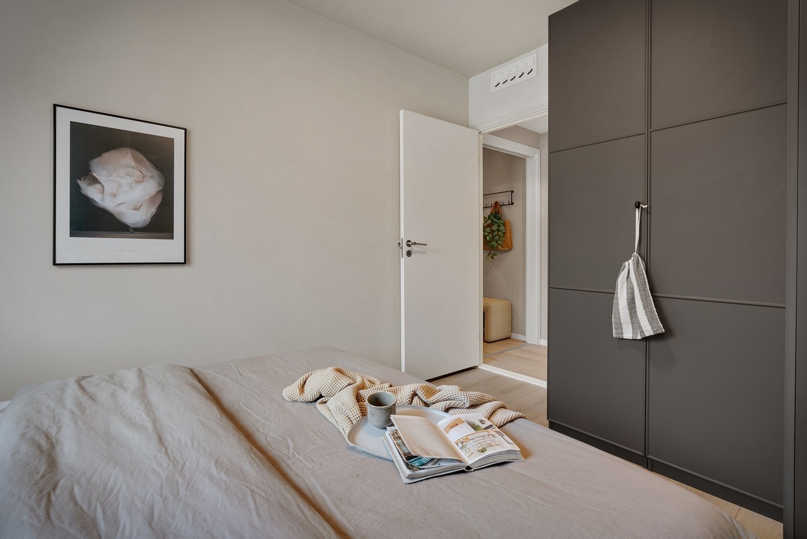 - God plass til å møblere med dobbeltseng, garderobe og øvrige møblement - Galleribilde