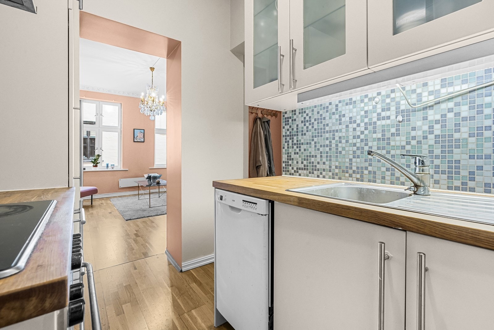 Frittstående oppvaskmaskin fra Logik, integrert kjøleskap med fryser og stekeovn fra IKEA. OSO varmtvannsbereder på 120 liter fra 2006 er plassert under kjøkkenbenken. Galleribilde