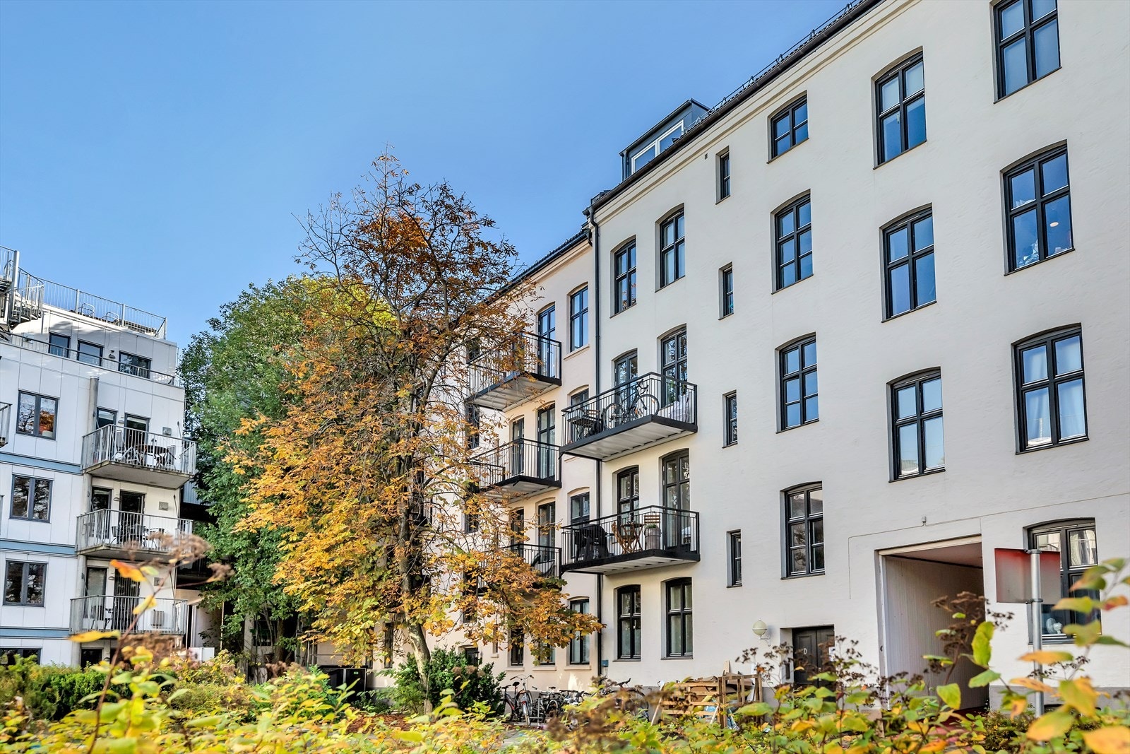 Leiligheten ligger i en svært hyggelig gård, hvor balkongen vender ut mot et stort og fint gårdsrom. Her blir det ekstra fint sommerstid. Galleribilde