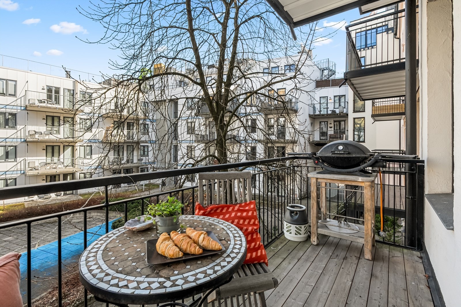 Denne flotte leiligheten har en koselig balkong på ca. 5 kvm, oppført i 2017. Balkongen vender ut mot en stor og trivelig bakgård. Galleribilde