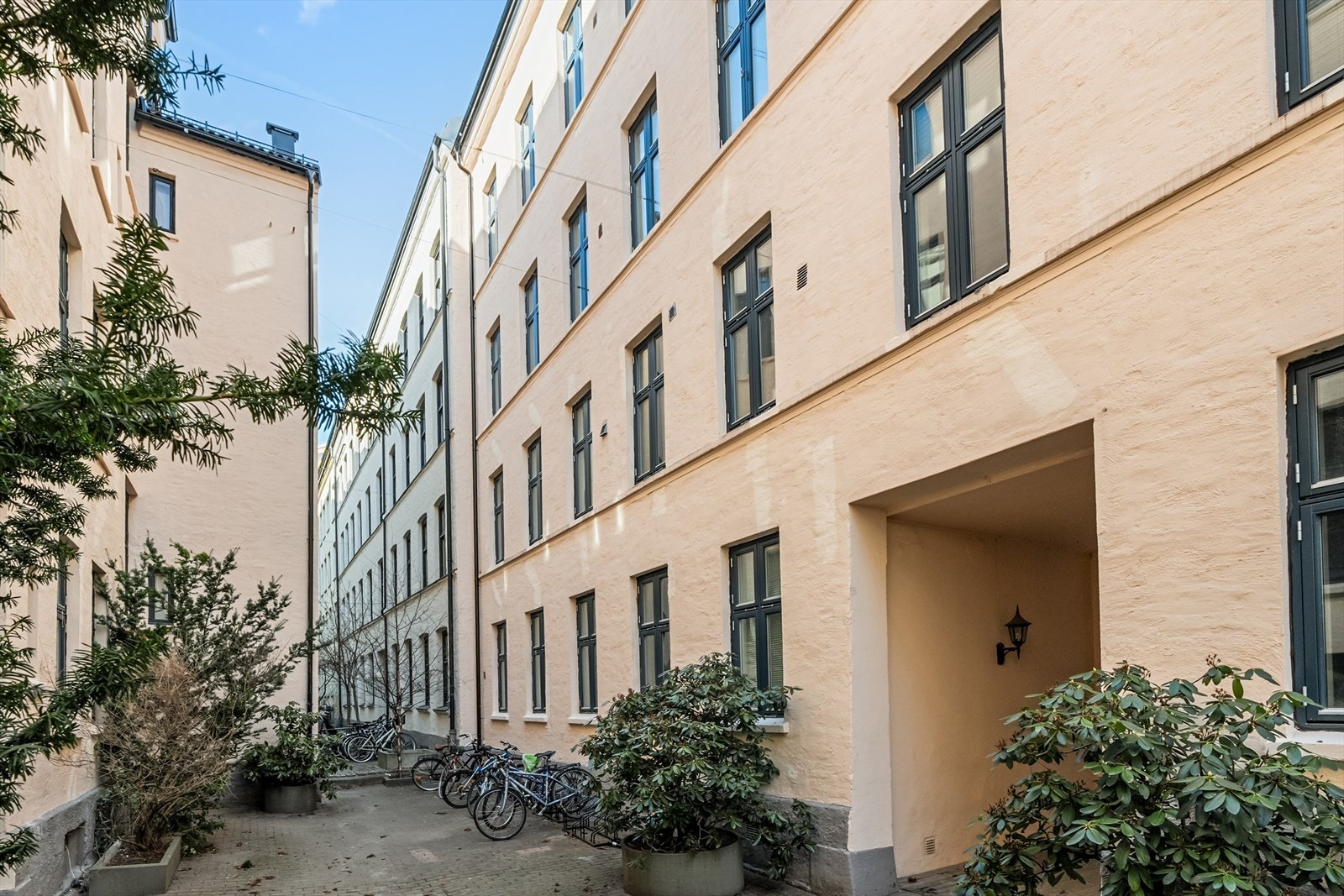 Leiligheten ligger i denne bygningen som er i indre gård, tilbaketrukket og fint. Galleribilde