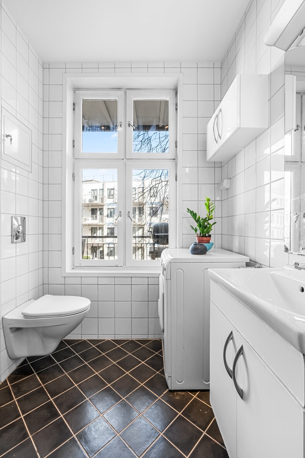 Badet ble pusset opp 2006 og har bl.a. gulvvarme, downlights i himling og opplegg til vaskemaskin. Vaskemaskinen medfølger salget. Galleribilde