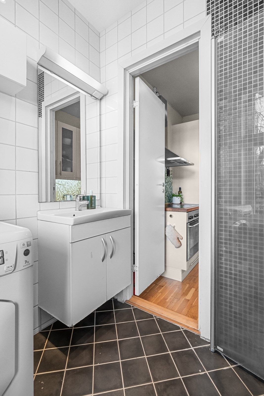 Det ble nylig satt inn ny dør til baderommet. Galleribilde