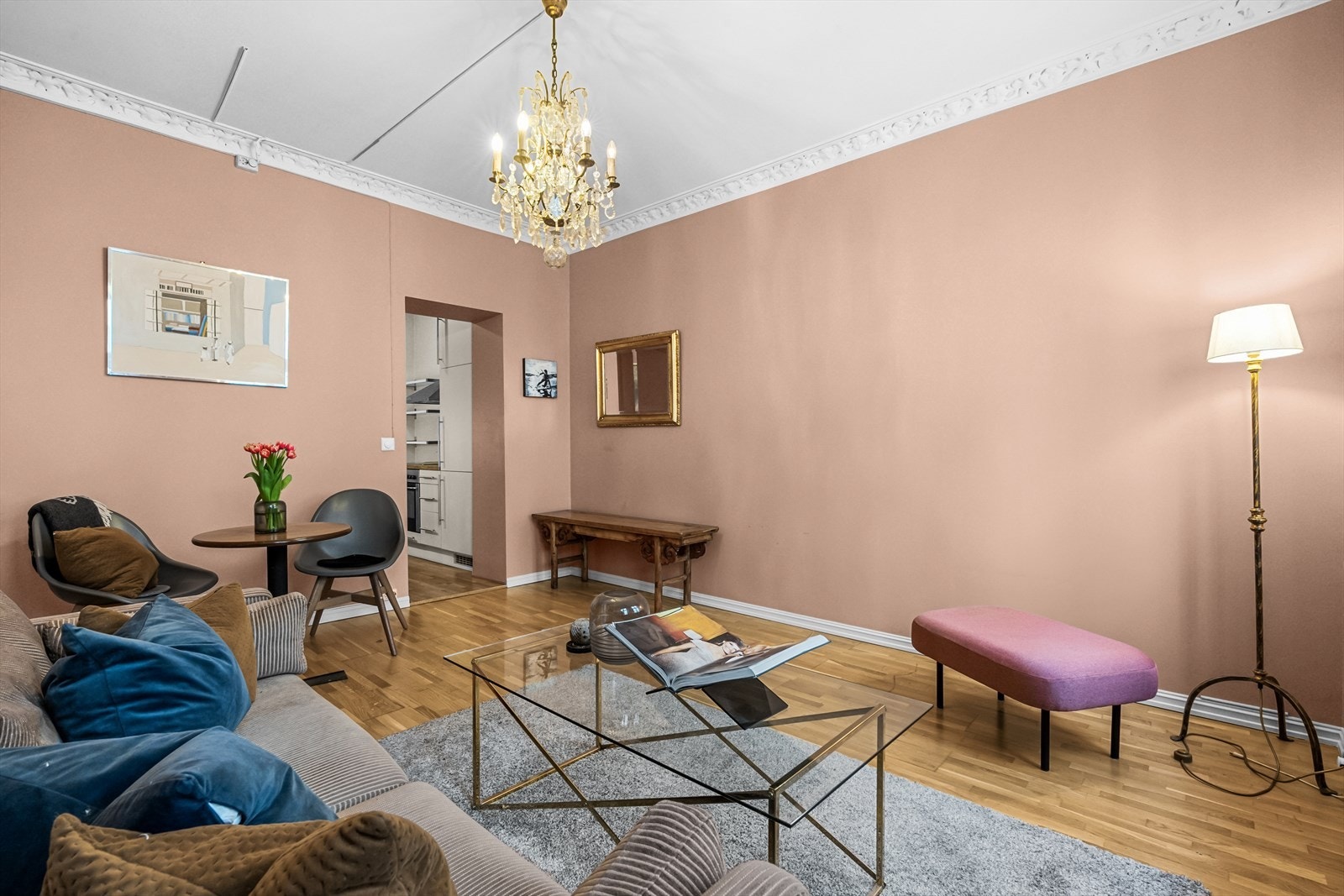 Rommets utforming byr på flere innredningsmuligheter og det er også her plass til et større spisebord. Galleribilde