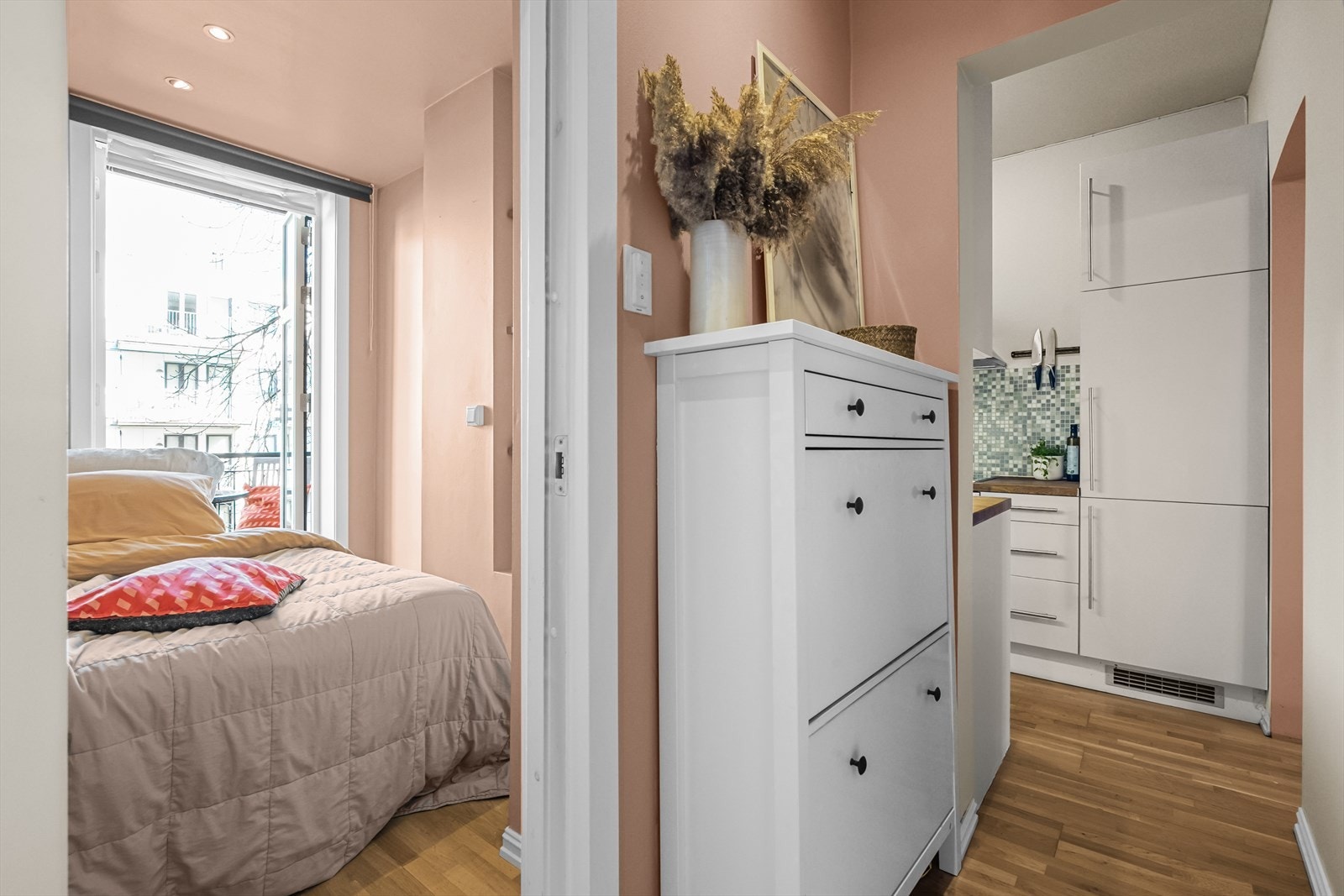 Fra entré sett mot soverom og kjøkken. Galleribilde