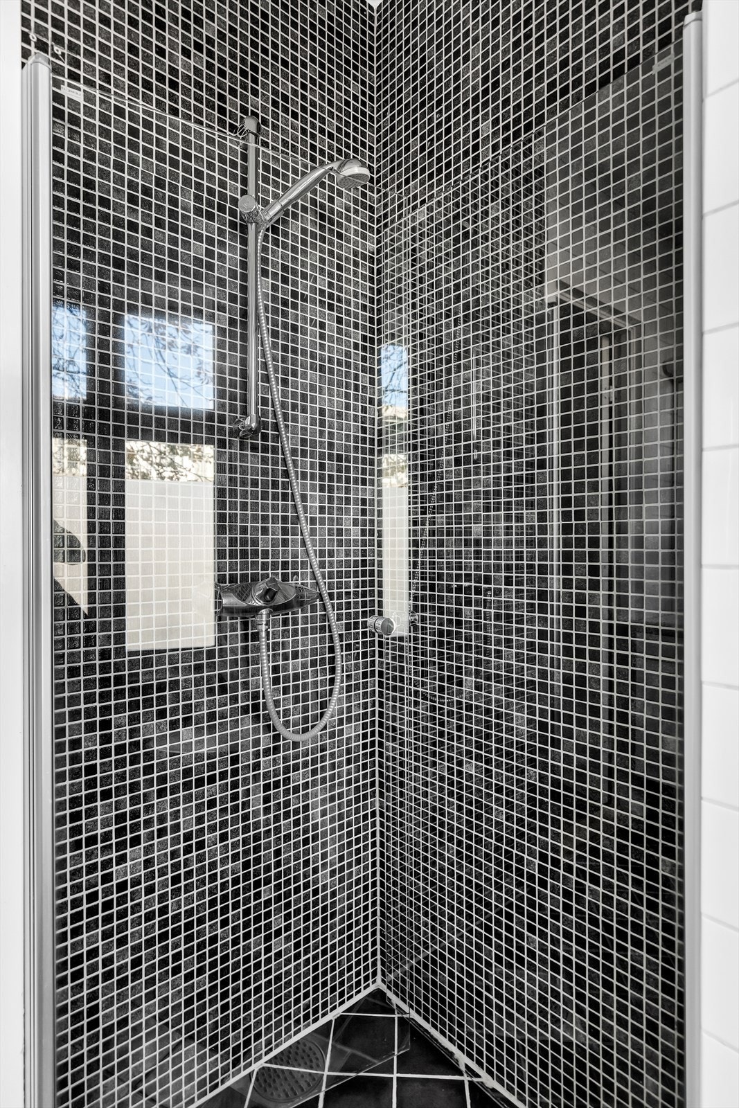 Videre har badet dusjhjørne med innfellbare glassdører og dusjarmatur fra Oras tilkoblet hånddusj. Galleribilde