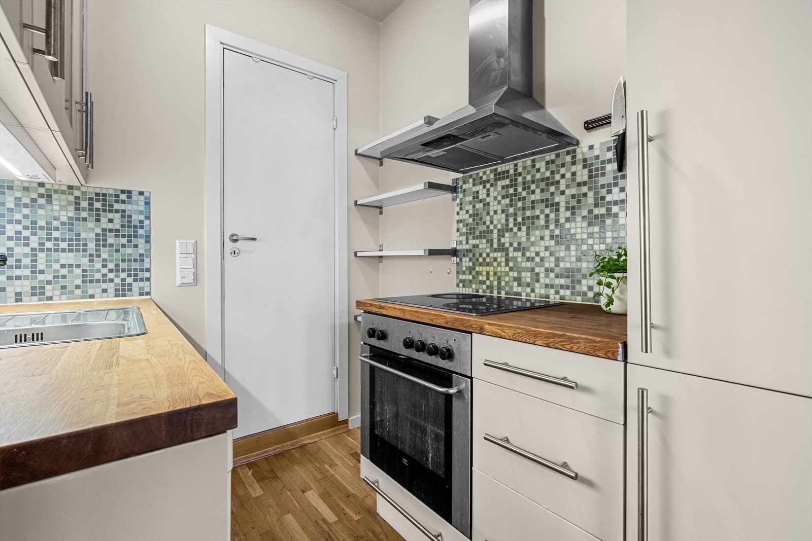 Kjøkkenet er fra 2006 med glatte fronter og benkeplate av heltre. Fullt utstyrt med hvitevarer. Kjøkkenet har nylig fått et friskt malingsstrøk. Galleribilde