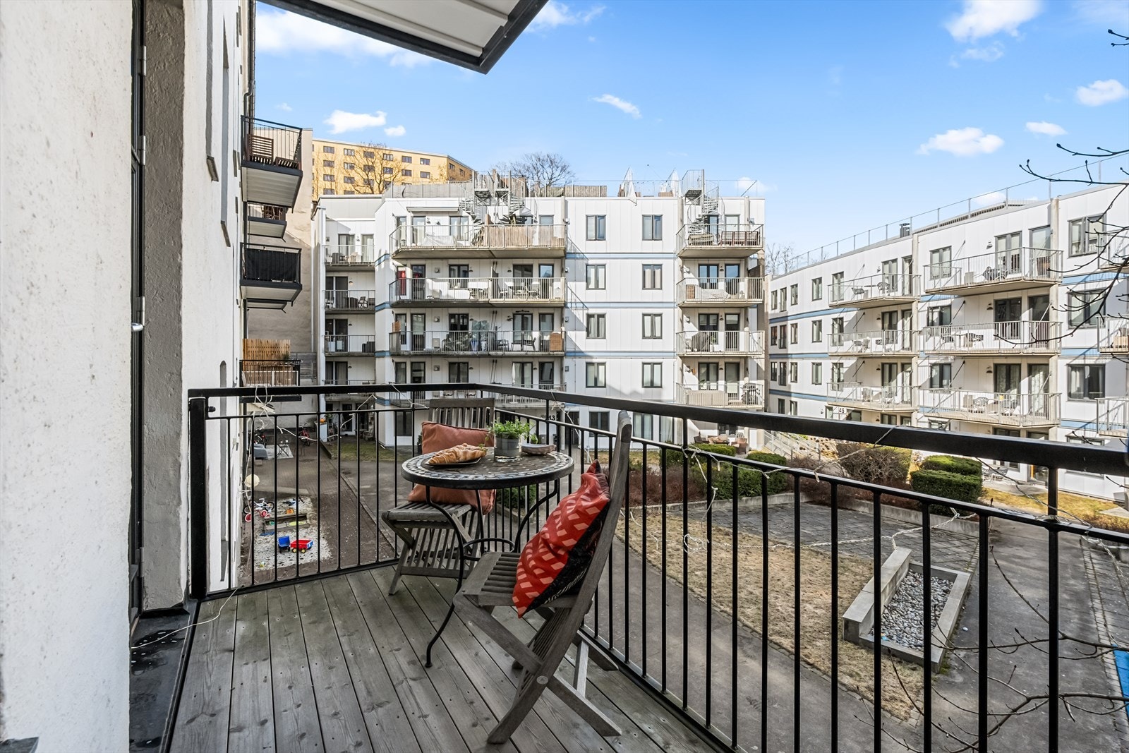 På balkongen er det plass til både en sittegruppe og grill. Galleribilde