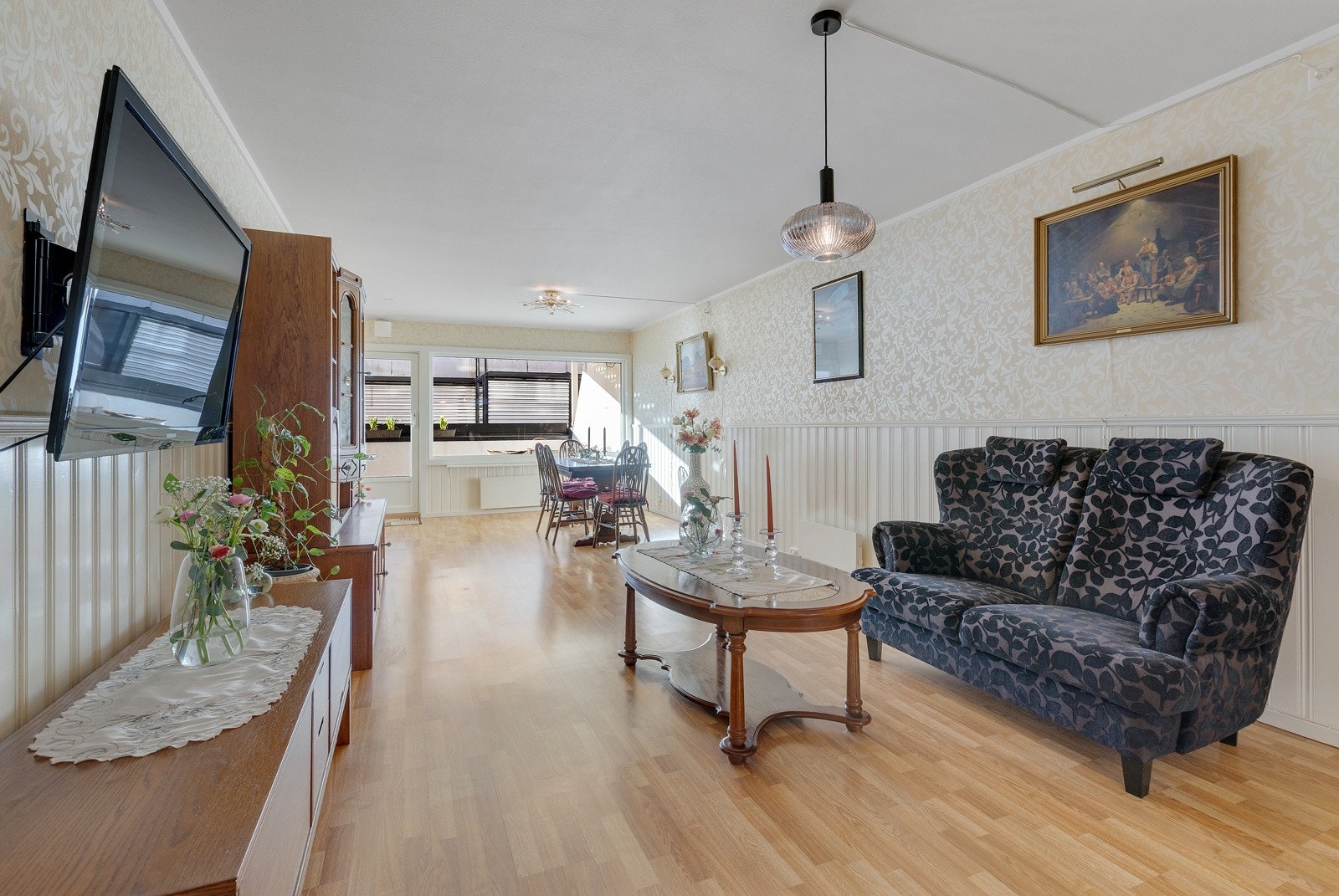 De store vindusflatene gir godt med naturlig lys i boligen. Galleribilde