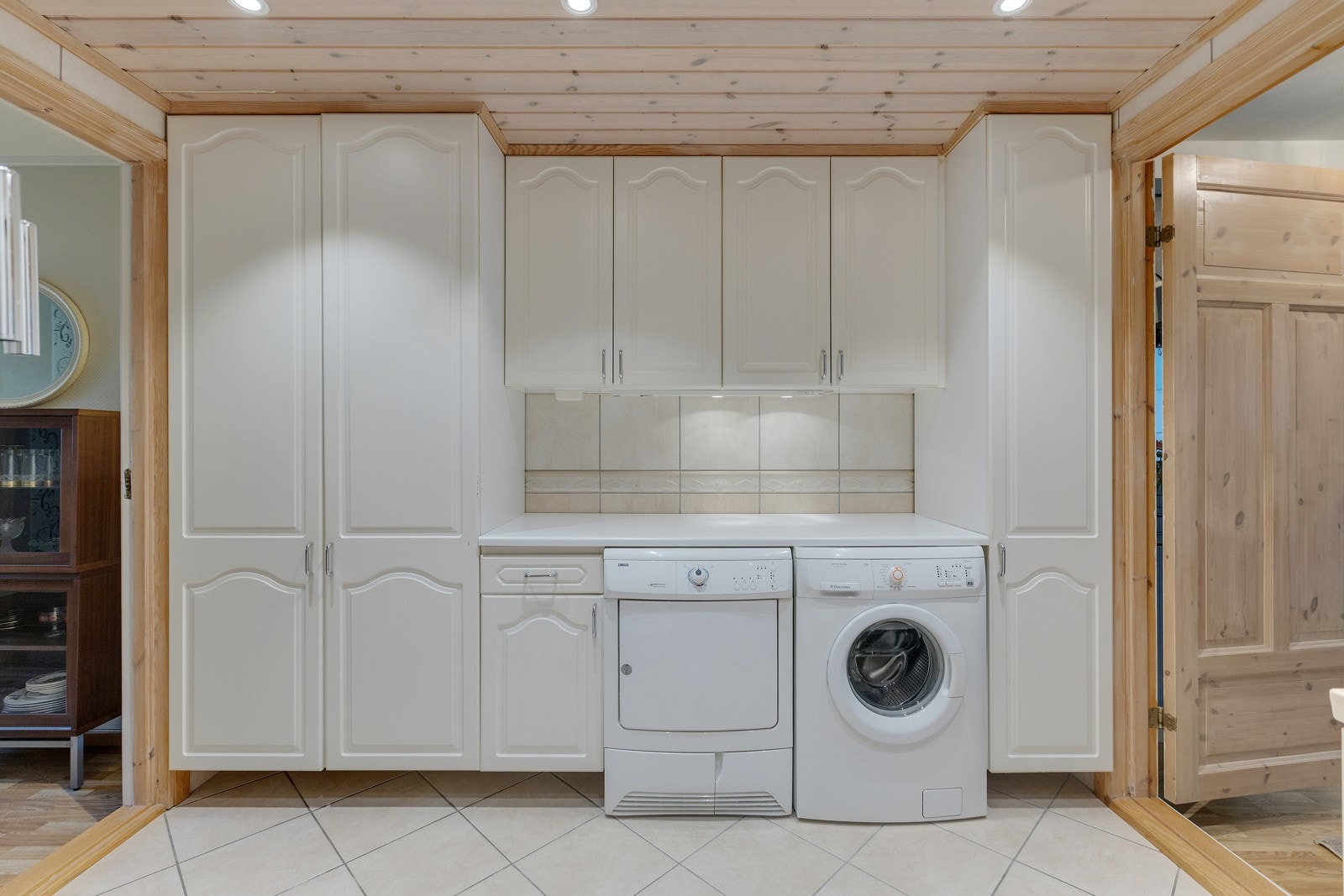 Badet er såpass romslig med vaskesone på den ene veggen med rikelig med skapplass og opplegg for vaskemaskin og tørketrommel. Galleribilde