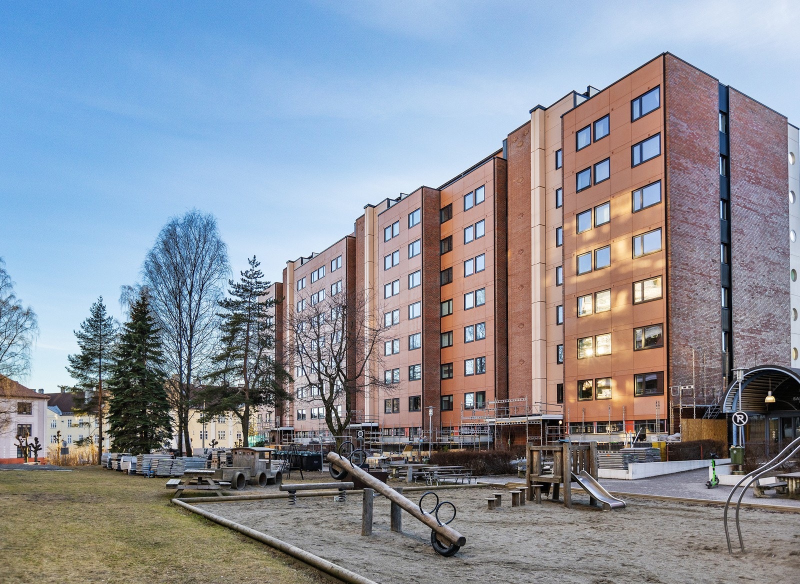 Felles tomt er opparbeidet med blant annet asfalterte innerveier, plenarealer, lekeplass og diverse beplantning. Galleribilde