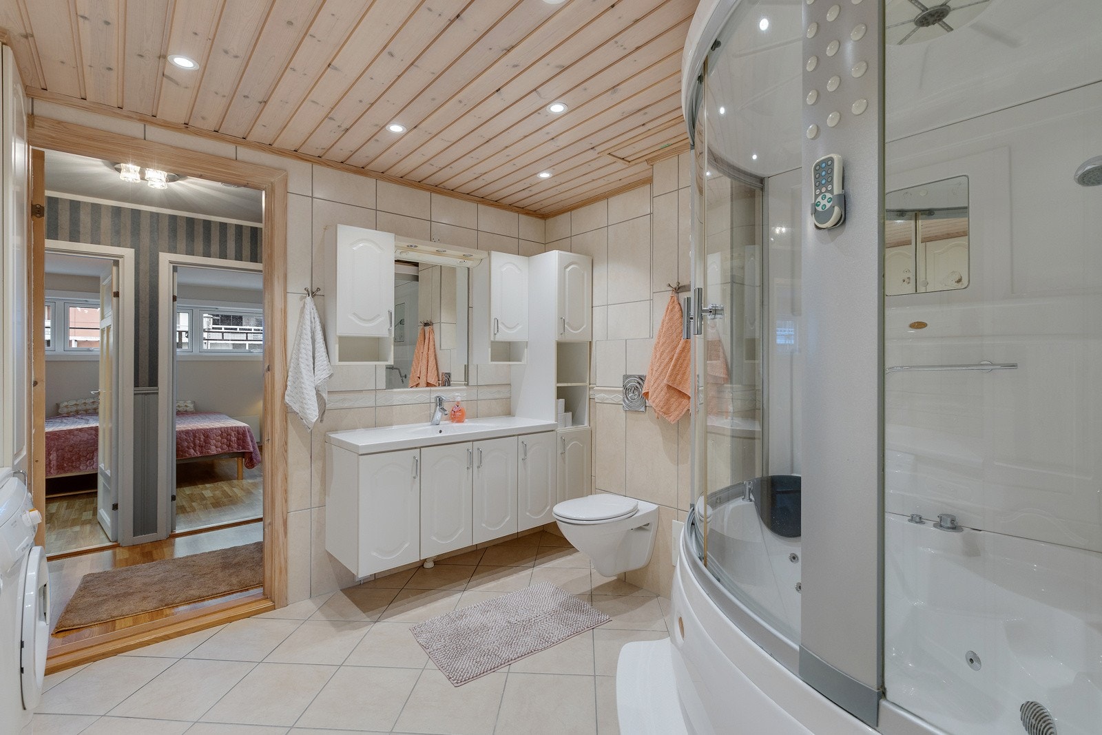 Videre har badet vegghengt wc og badekar/dusj. Galleribilde