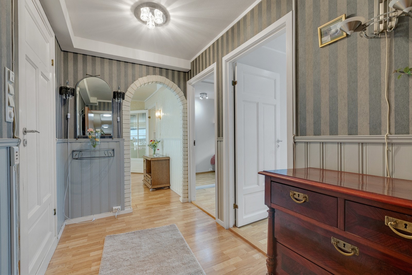 Romslig og praktisk entré med plass til å sette fra seg sko og henge fra seg yttertøy. Galleribilde