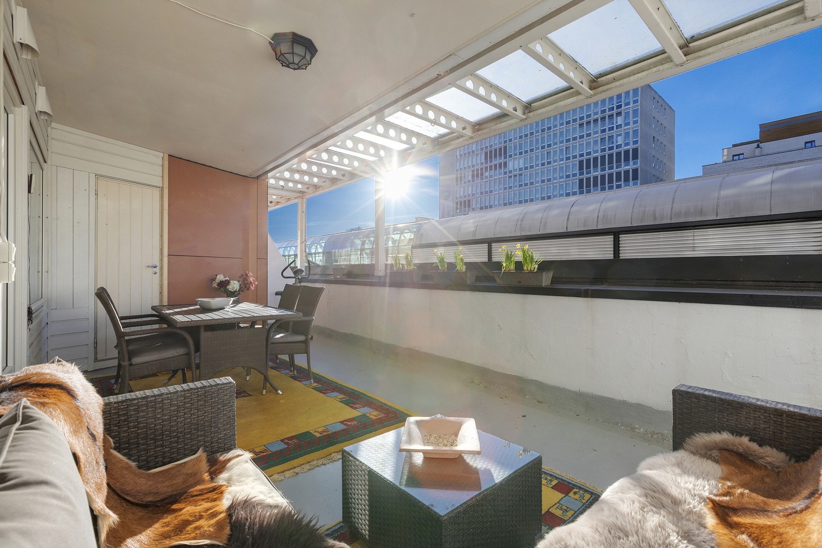 På varme sommerdager blir det naturlig å åpne balkongdøren, så stuen forlenges med den solrike balkongen på hele 21 kvm. Galleribilde