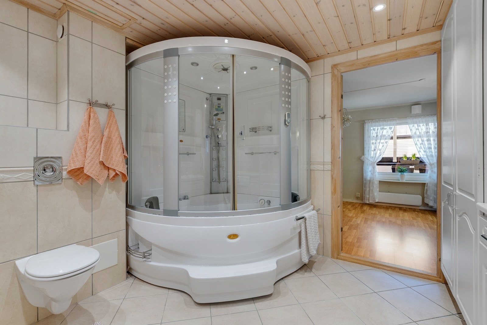 Badet inneholder baderomsinnredning med profilerte fronter og ovenpåliggende servant. Galleribilde