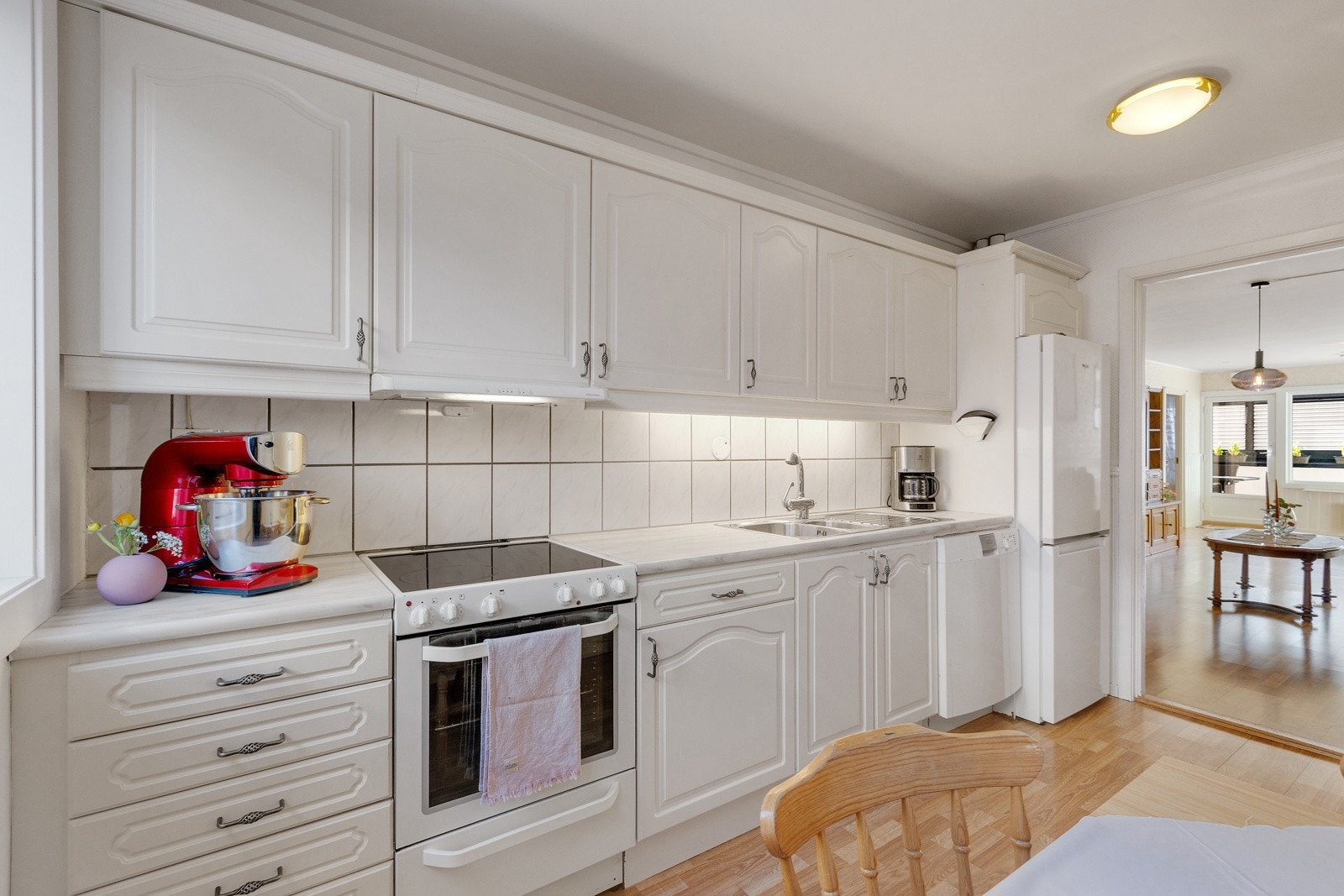 Frittstående hvitevarer som komfyr, oppvaskmaskin og kjøleskap med fryser. Galleribilde