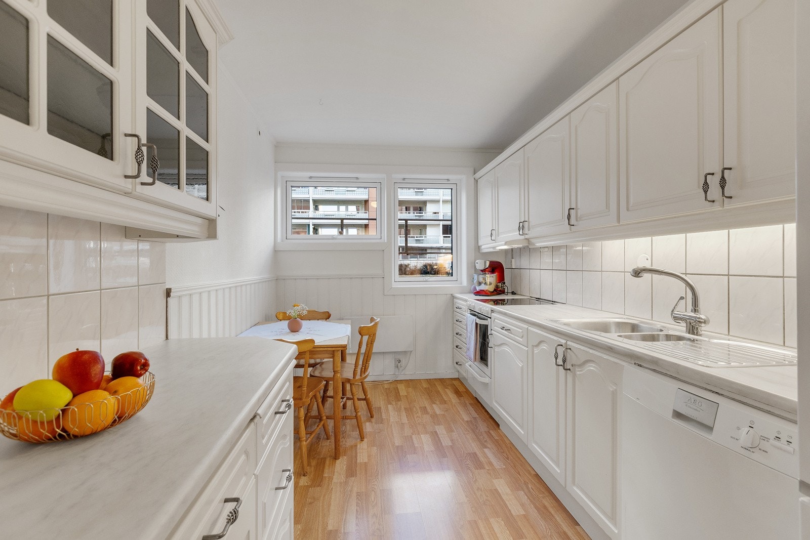 Kjøkkenet oppleves funksjonelt og har godt med oppbevaringsplass i skap og skuffer. Galleribilde