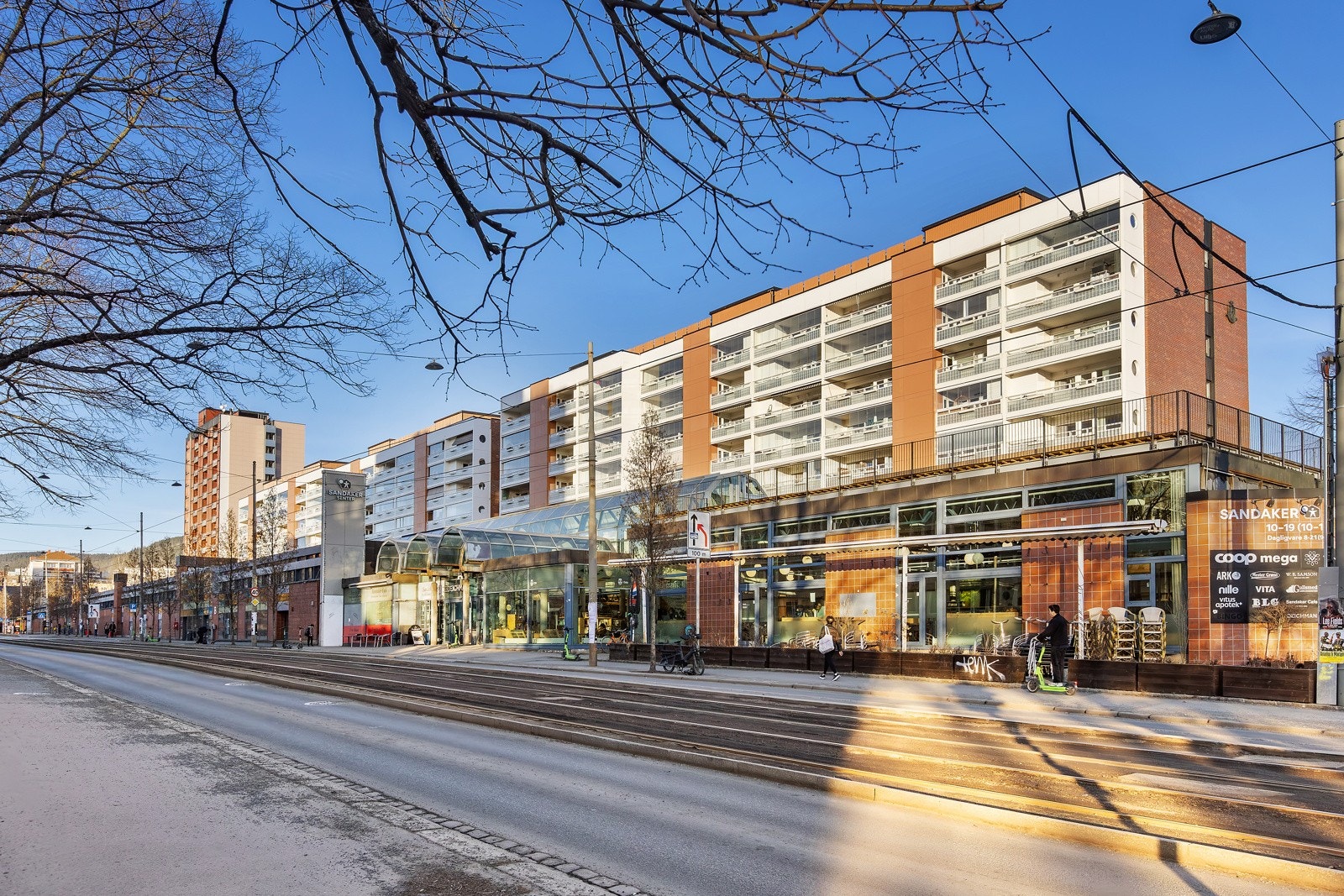 Sandaker senter ligger like i nærheten med Mega, apotek, Vinmonopolet blant annet. Galleribilde