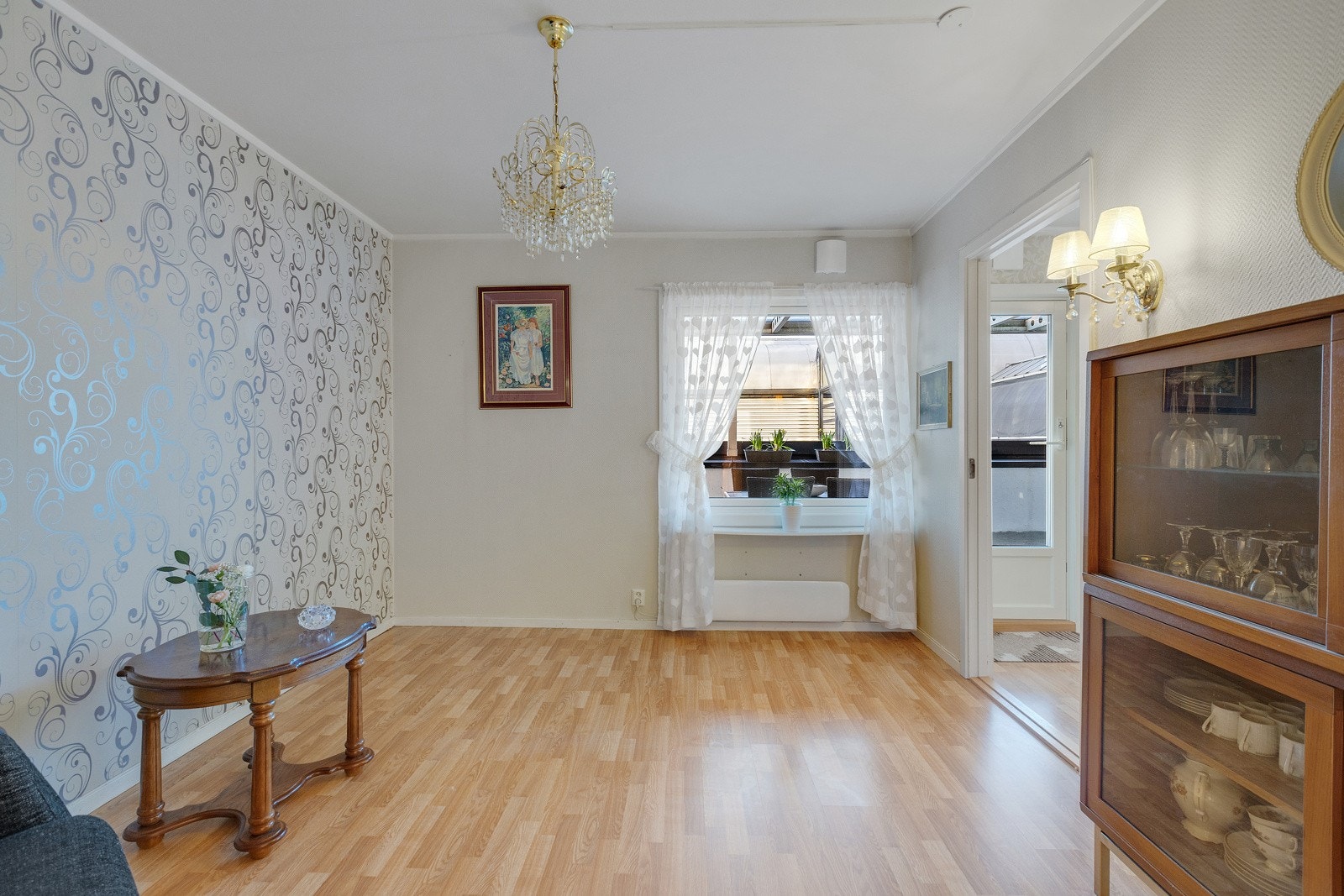 Stort og lyst hovedsoverom som i dag brukes som stue. Galleribilde