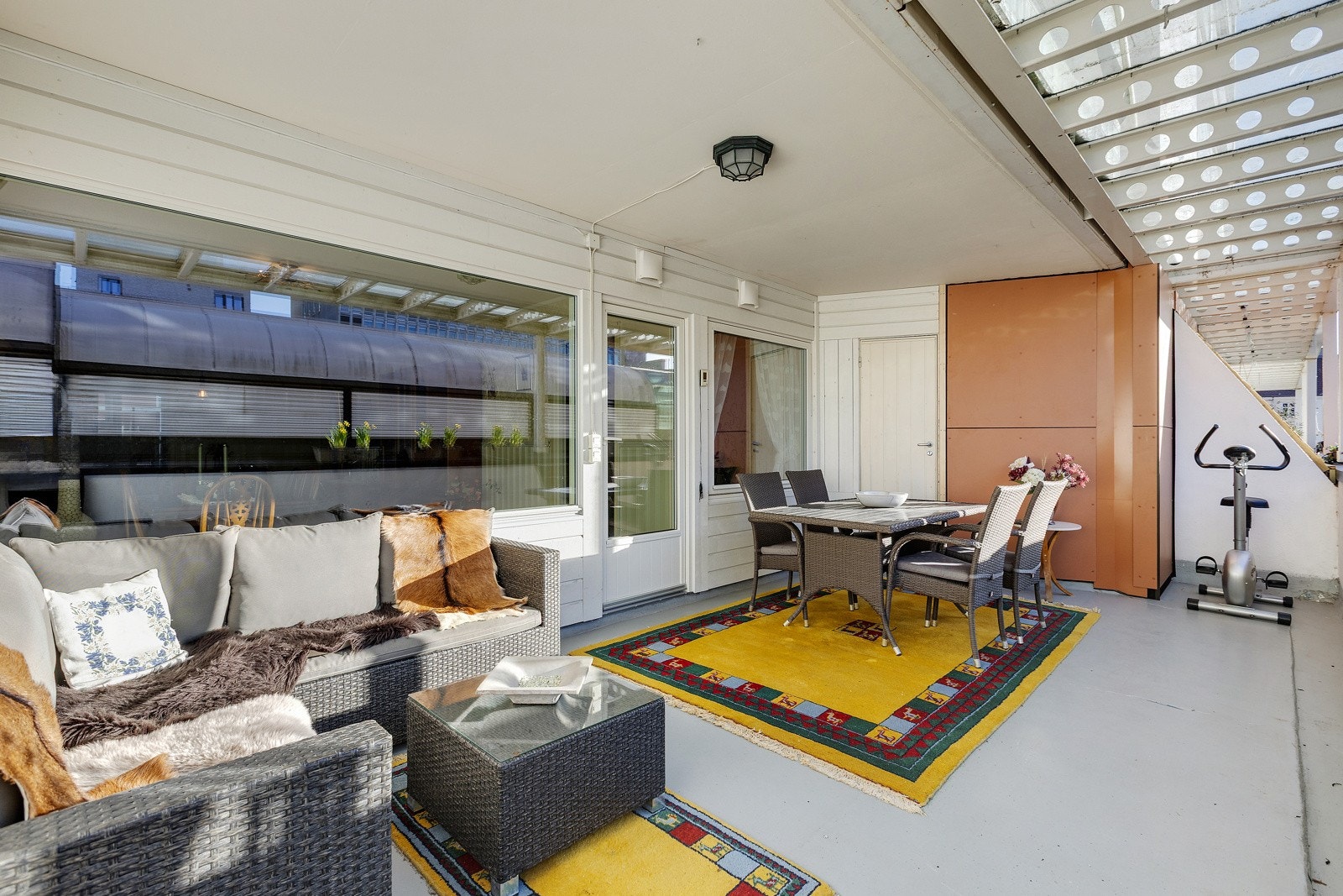 Balkongen vender mot vest og har gode solforhold fra kl. 14.00 til solen går ned på sommeren. Galleribilde