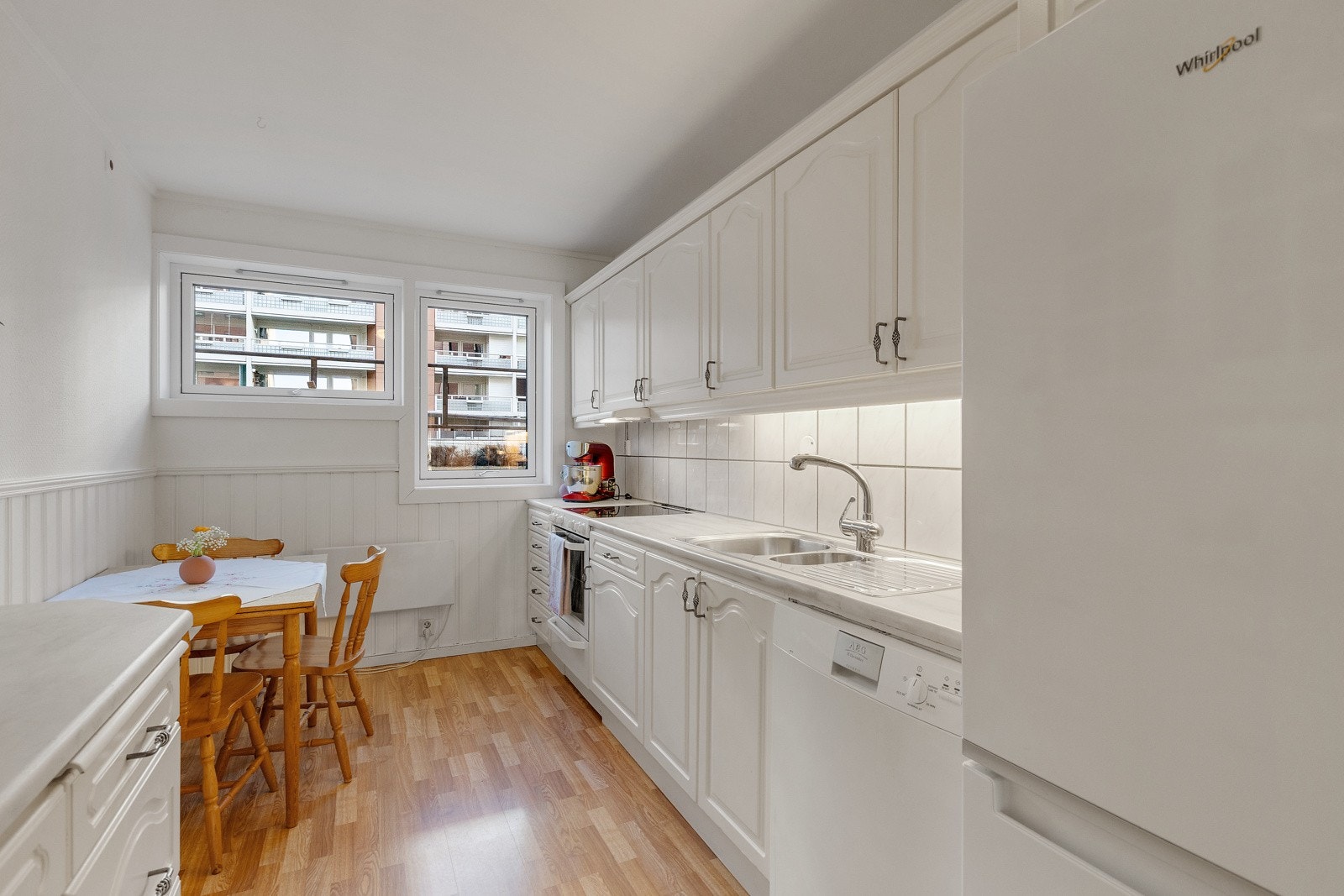 Romslig og separat kjøkken med hyggelig spiseplass. Galleribilde