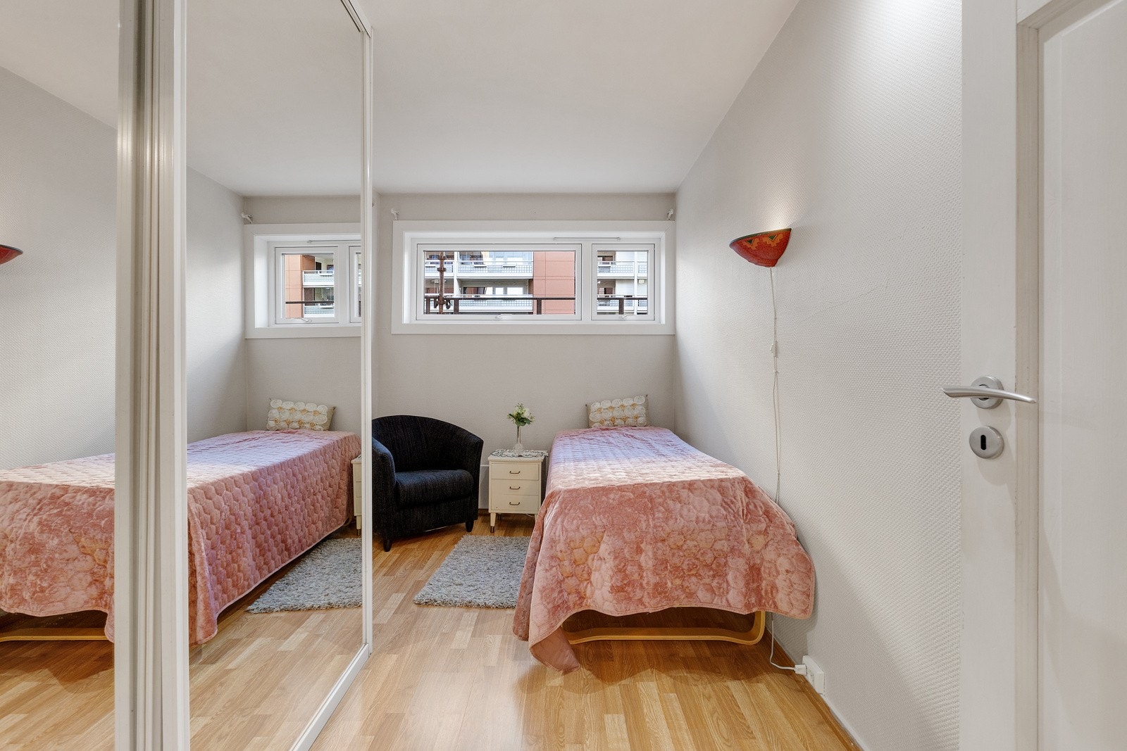 Soverom II er lyst og hyggelig med plass til seng og god lagringsplass i skyvedørsgarderobe. Galleribilde