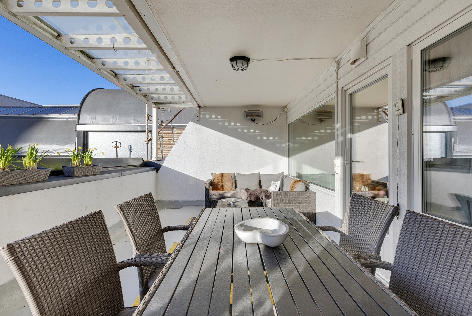 Balkongen er usjenert og er det perfekte stedet å nyte lange sommerdager. Galleribilde