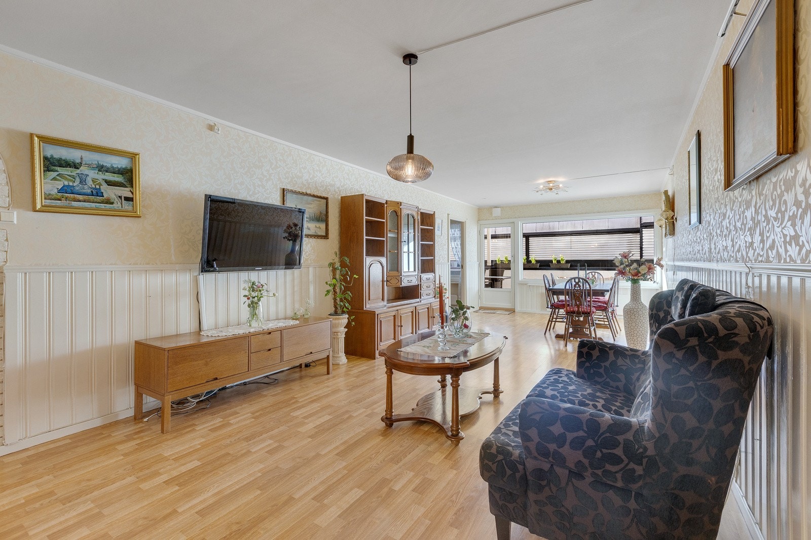 Stuen er åpen og romslig med god plass til sofagruppe med tilhørende TV-møblement. Galleribilde