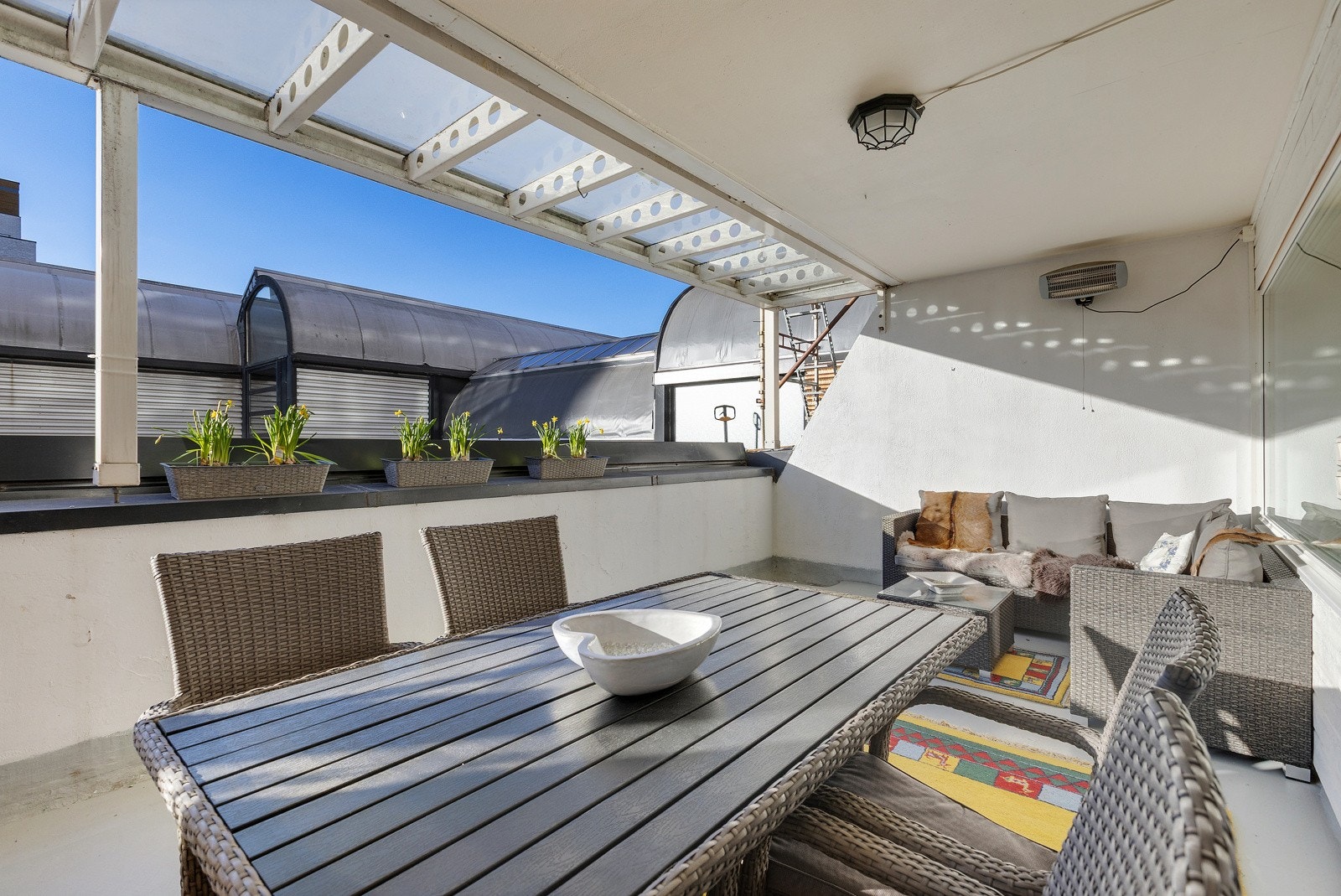 Det er god plass til loungemøblement, spisebord og beplantning. Galleribilde