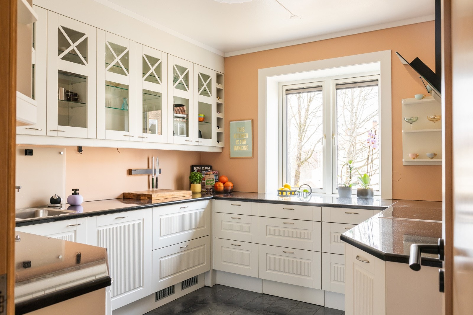 Pen og velholdt kjøkken fra Norema med rikelig skap- og benkeplass. Galleribilde