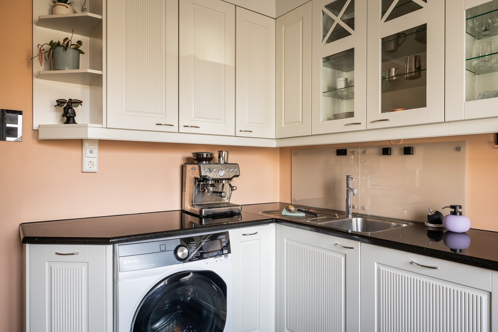 Benkeplate i granitt. Integrerte hvitevarer som oppvaskmaskin, stekeovn, nedfelt koketopp og Nordkool kjøleskuffer. Fryseskap fra 2023, og komfyr fra 2022. Galleribilde