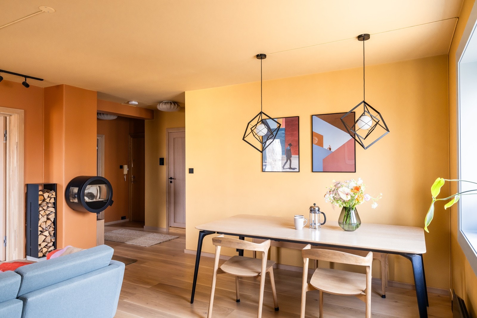 Nåværende eier har utført små endringer i planløsningen som blandt annet å utvide adkomst fra entré til stue. Galleribilde