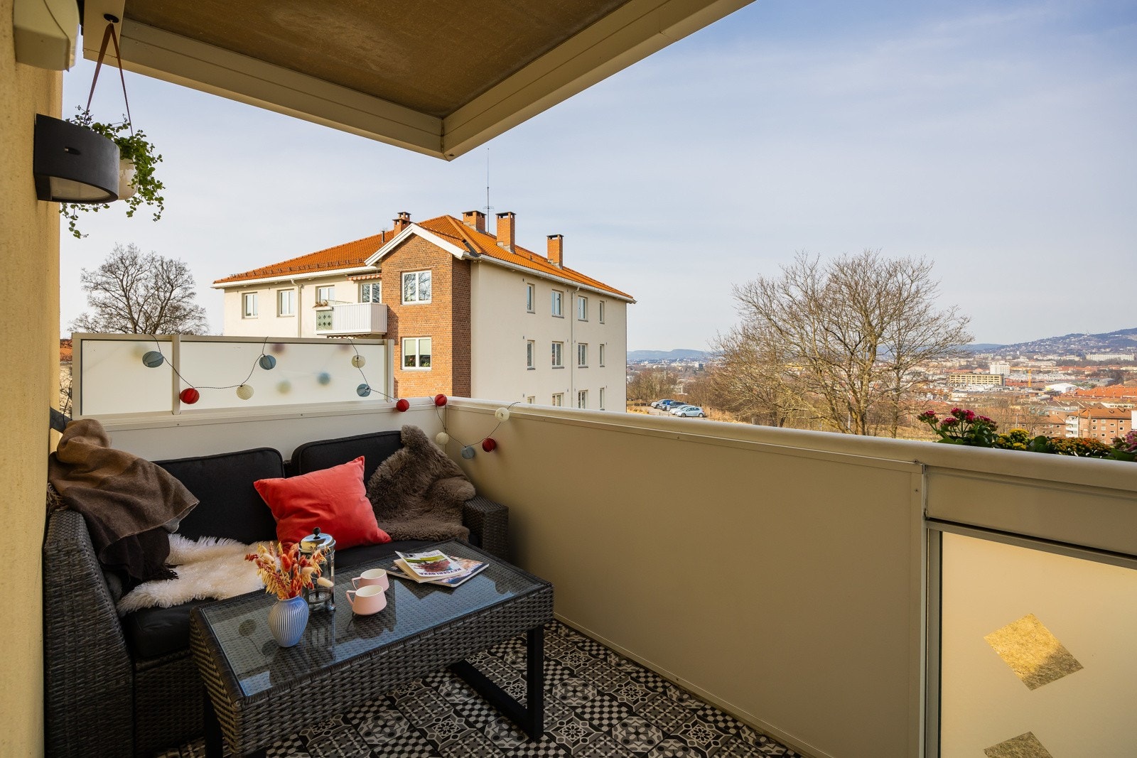 Balkong på 6 kvm med stikkontakt, løse fliser og fritt utsyn. Det er tillatt med elektrisk grill i brl. Galleribilde