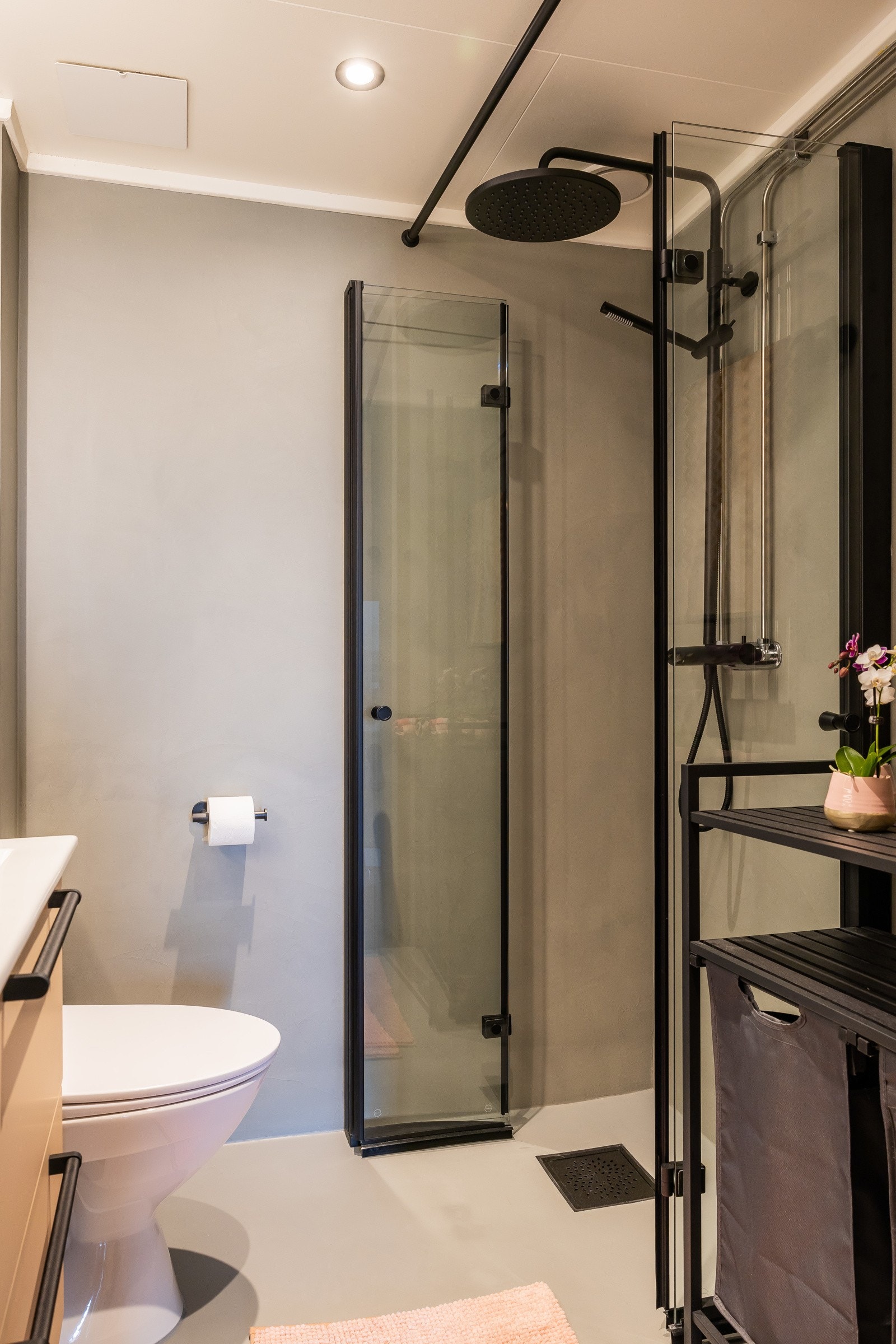 Nytt toalett fra 2024 samt ny innredning fra Skala Bad (2025), inkludert vask, underskap og overskap. Overskapet har innebygd Bluetooth-høyttaler og sminkespeil med ulike lysinnstillinger. Galleribilde