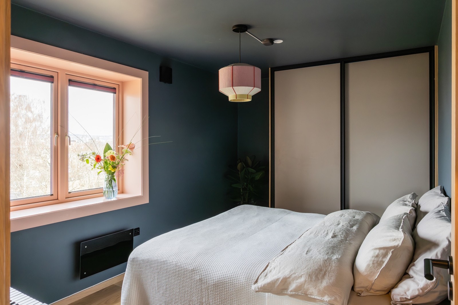 Hovedsoverommet er romslig med god plass til dobbeltseng. Flott utsikt fra vindu som vender mot frodige parkareal. Galleribilde