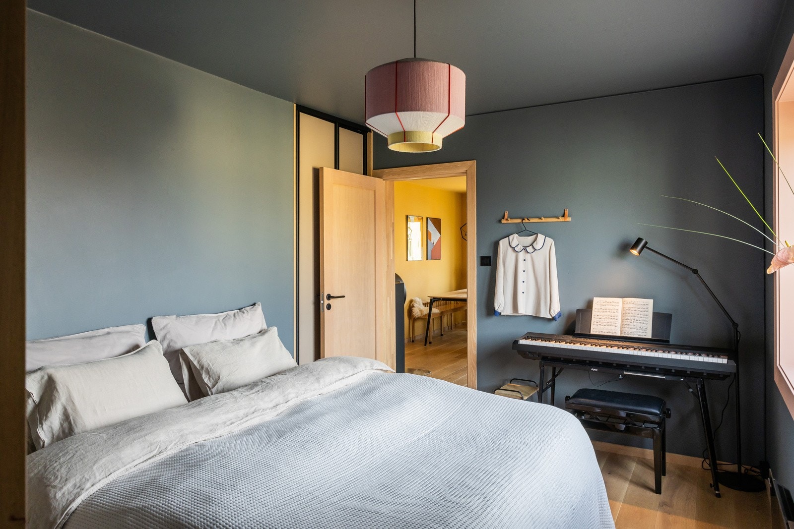 Praktisk garderobenisje med skyvedører fra Garderobeeksperten. Galleribilde