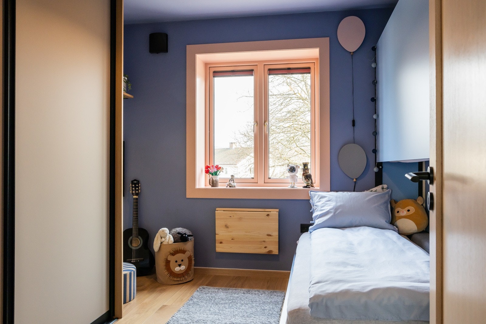 Soverom to egner seg godt som gjesterom, barnerom eller hjemmekontor. Vindu vender mot frodige og rolige fellesareal. Galleribilde