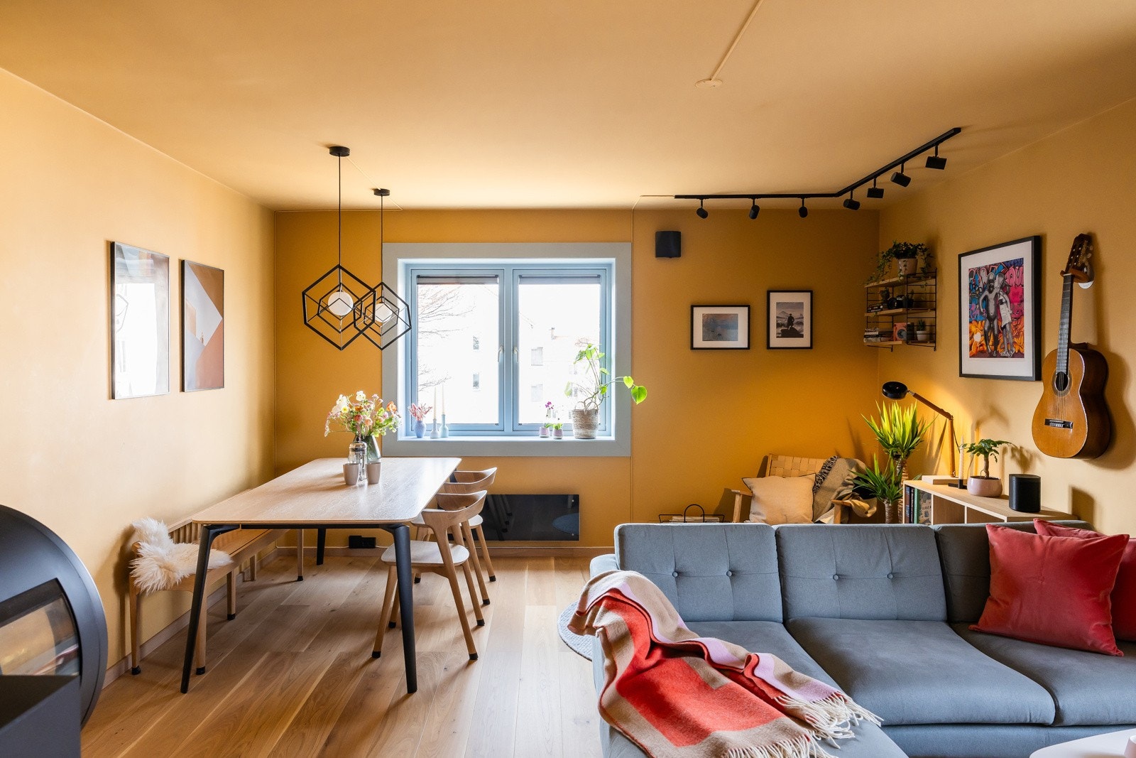 Gjennomgående en-stavs parkett og moderne fargepaletter på vegg. Galleribilde