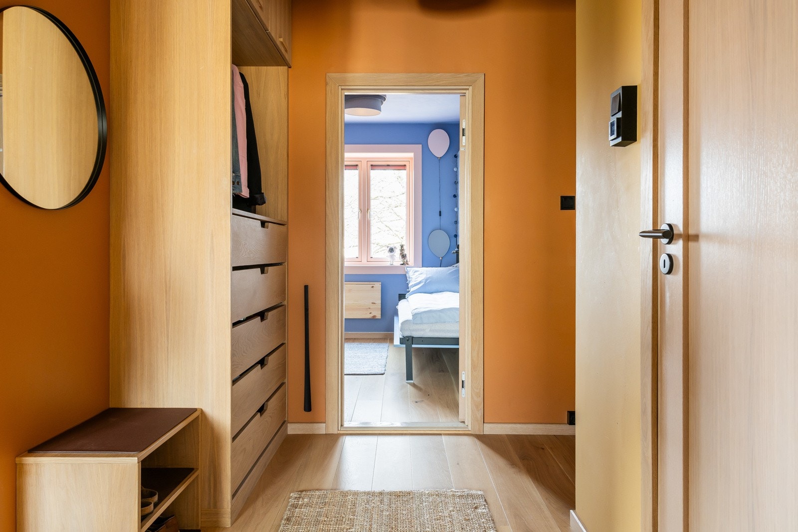 Entreen har moderne skapløsning fra møbelsnekker Hagen Møbeldesign. Galleribilde