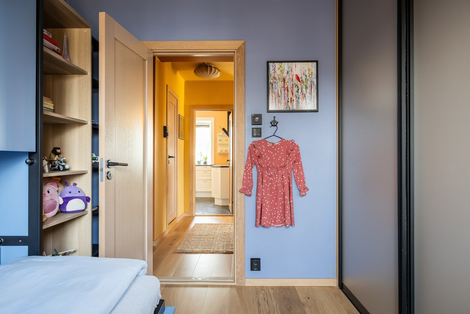 En-stavs parkett på gulv med gulvvarme/varmefolie fra 2022. Garderobeskap fra Garderobeeksperten. Galleribilde