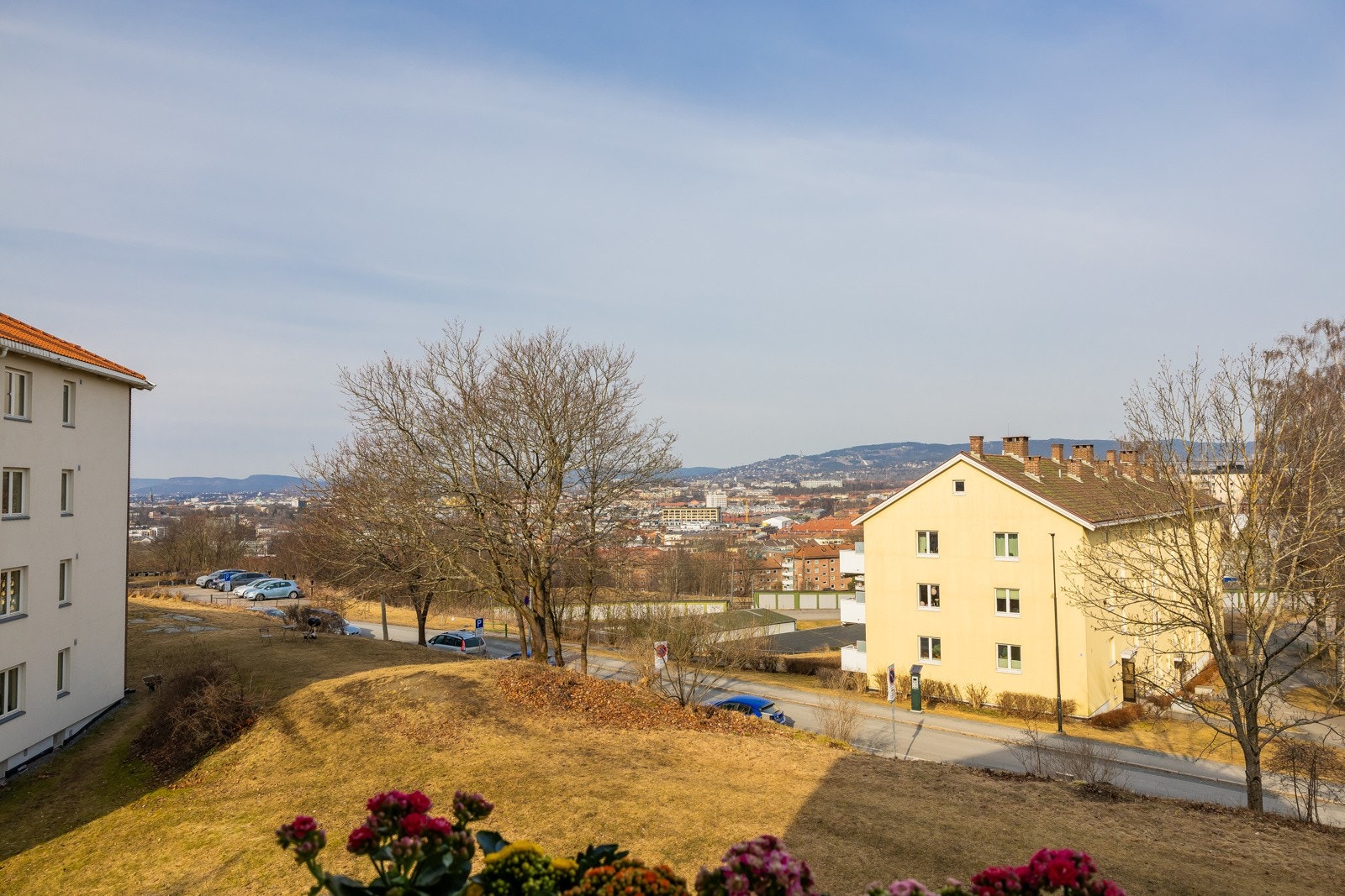 Parkareal omkringliggende blokken på flere sider. Her har du rikelig med boltreplass og god avstand til naboblokker. Galleribilde