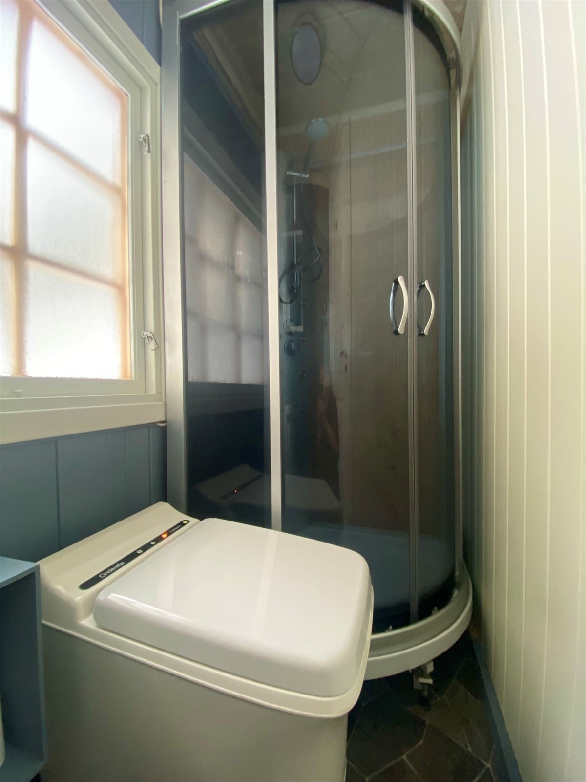 Badet har installert Cindarella forbrenningsdo og dusjkabinett. Galleribilde