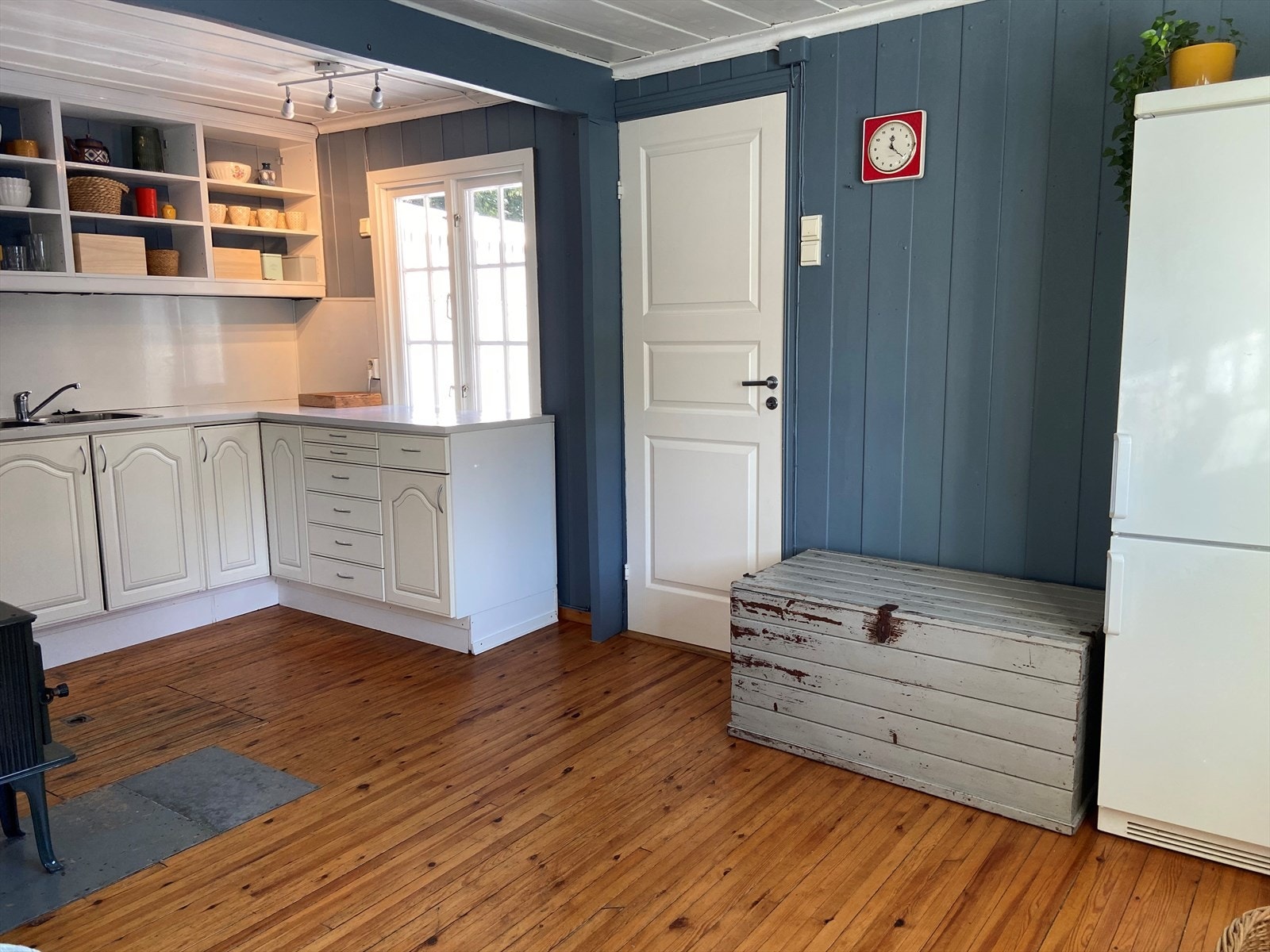 Pent og praktisk kjøkken med benkeplass, og rikelig med skap og skuffeseksjoner. Galleribilde