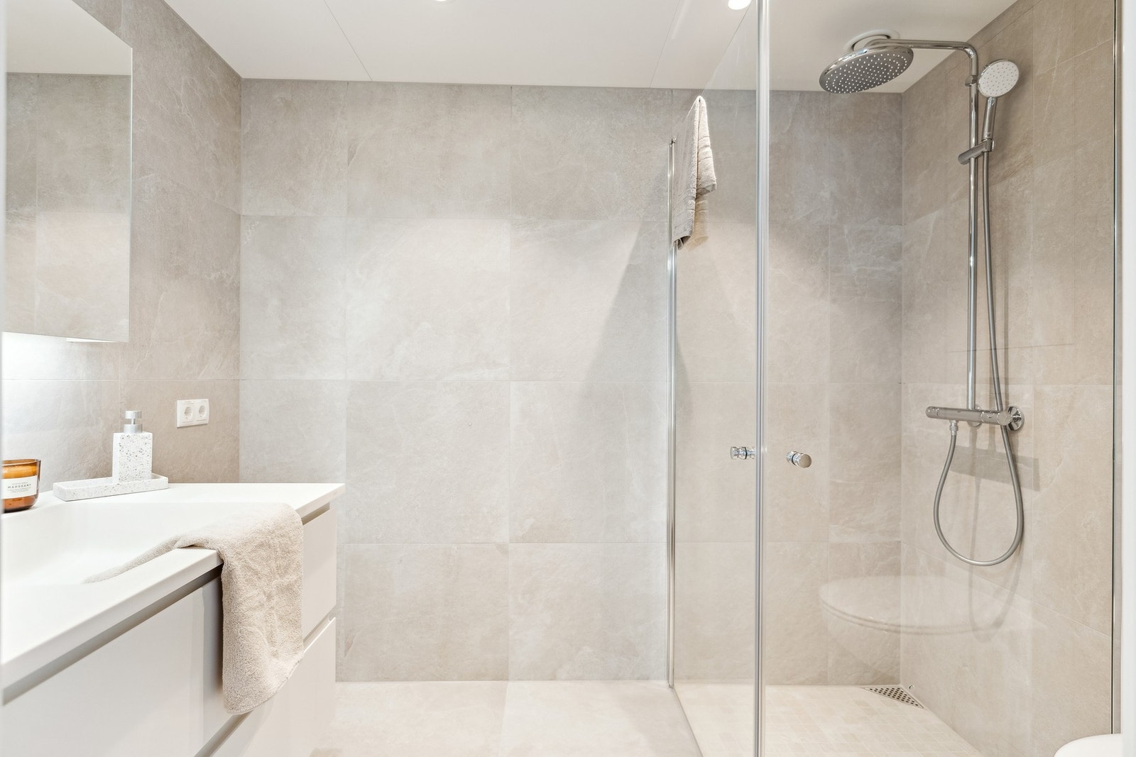 Lekkert baderom i 60x60 flis i tidsriktige fargevalg. Galleribilde